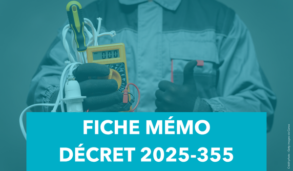 Un électricien en fond pour illustrer la fiche mémo décret 2025-355 - AISMT13