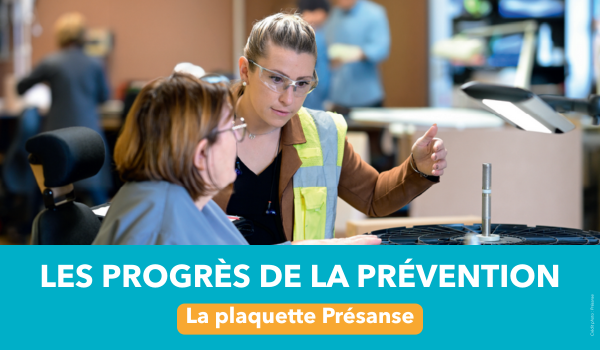 Une experte en santé au travail et une salarié d'un adhérent échange autour d'un poste de travail : une action en lien avec les progrès de la prévention pour illustrer la plaquette Présanse