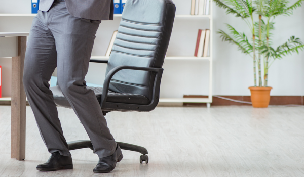 Sédentarité : nos 7 astuces pour bouger plus souvent et facilement au travail | Affiche