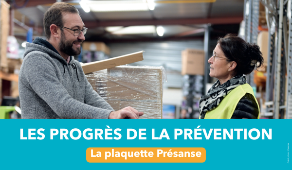 Une experte en prévention et santé au travail et un salarié d'un adhérent échangent autour d'un poste de travail : une action en lien avec les progrès de la prévention pour illustrer la plaquette Présanse