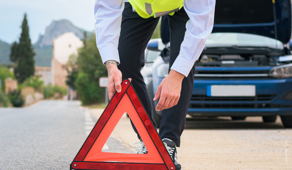 Quels équipements sont nécessaires dans un véhicule ? | Affiche