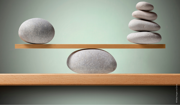 Une balance zen avec un équilibre parfait pour représenter l'équilibre personnel et le bien-être au travail en parfaite harmonie